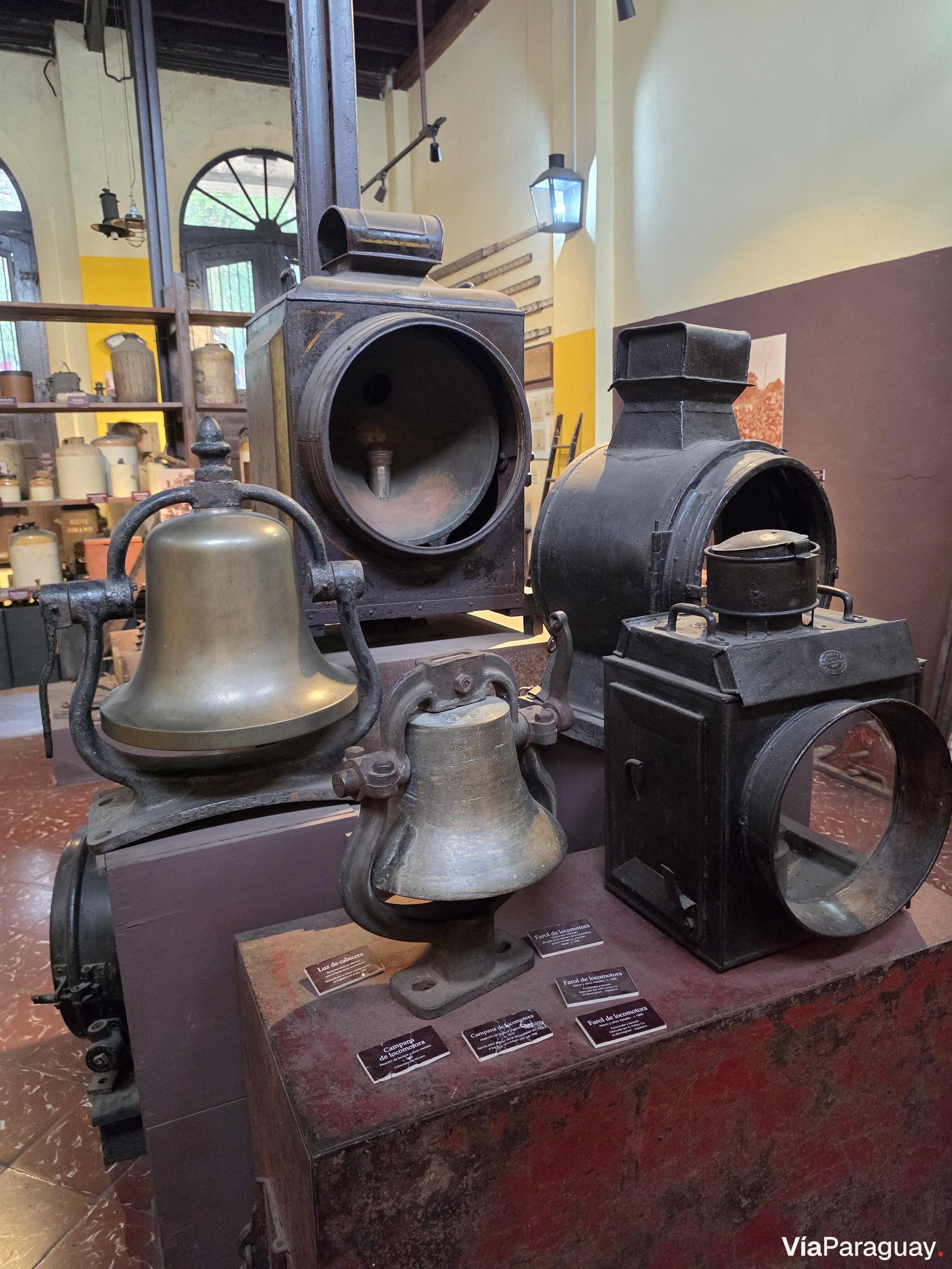 Campanas y faroles de locomotora exhibidos en el Museo Ferroviario de la Estación Central, en Asunción